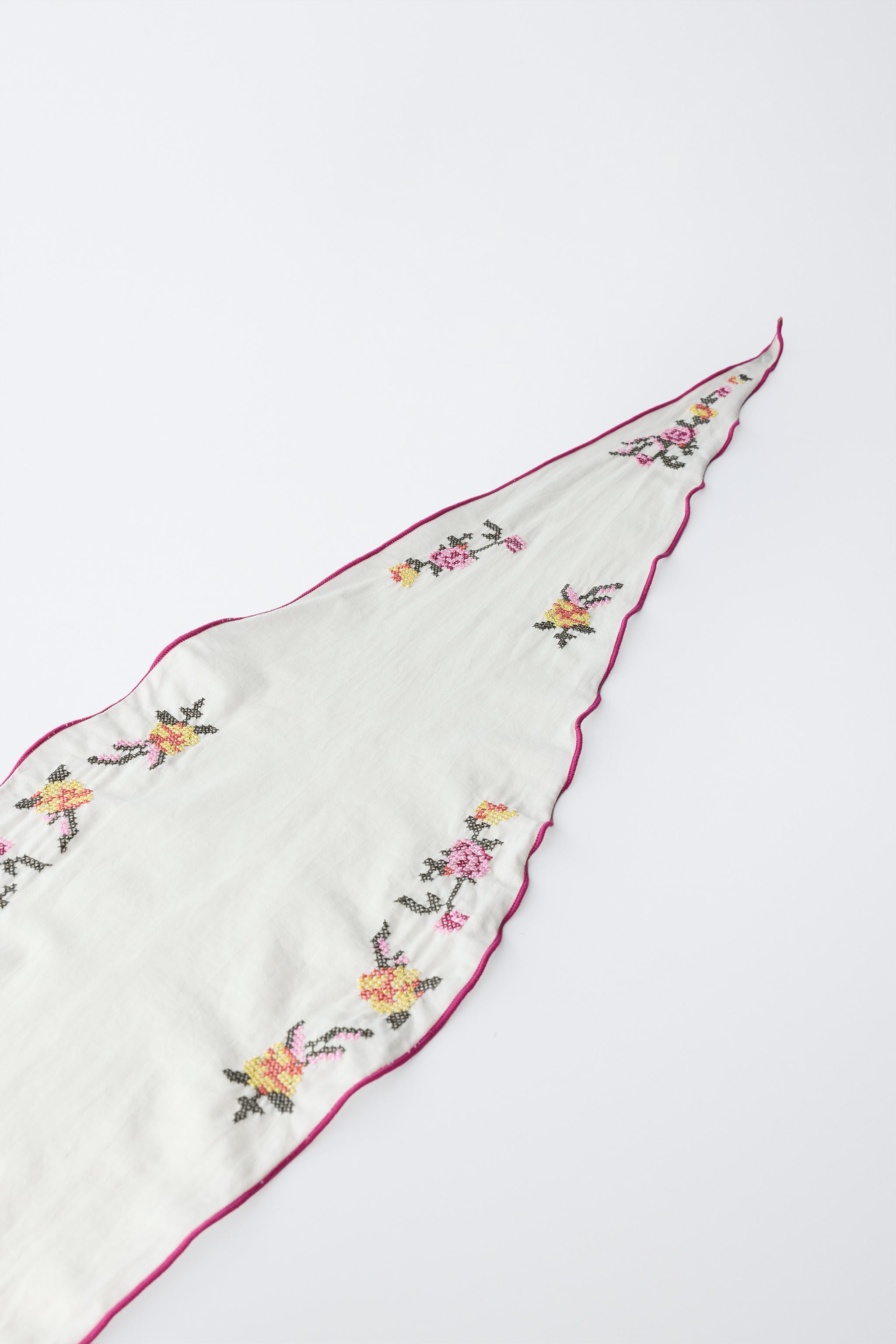 BANDANA AVEC BRODERIES AU POINT DE CROIX